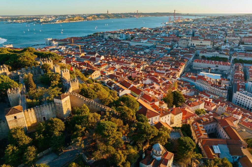 Lisboa vista aérea — Castelo de São Jorge, cidade e rio Tejo | Direito Imobiliário e Urbanismo